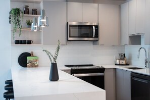 Condo | Private kitchen | Full-size fridge, microwave, oven, dishwasher