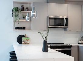 Condo | Cozinha privada | Geladeira grande, micro-ondas, fogão, lava-louças