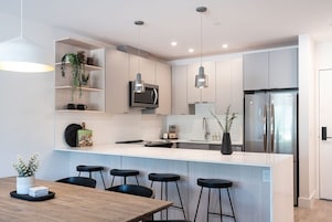 Condo | Cozinha privada | Geladeira grande, micro-ondas, fogão, lava-louças