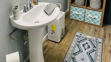 Een douche, een haardroger, handdoeken, zeep