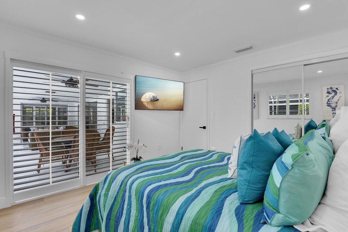 Photo 25 of Aqua Cottage- Newly renovated Park Shore home!