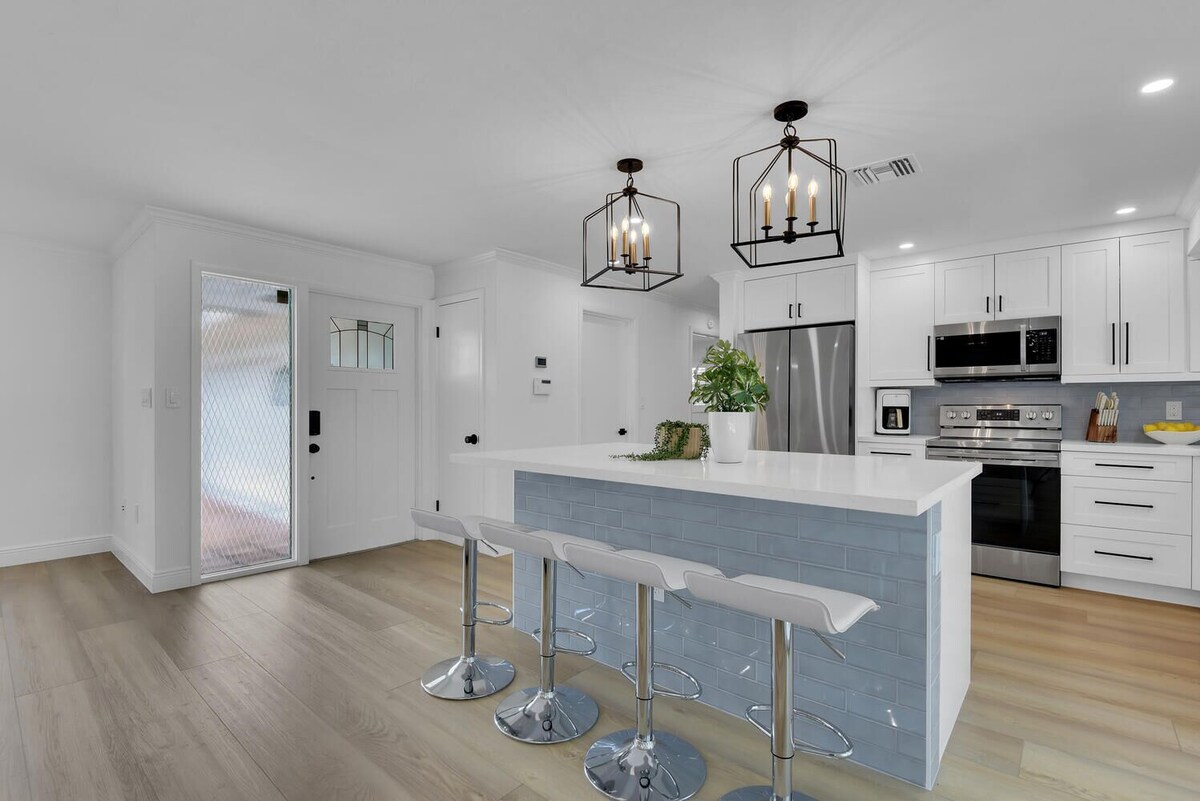 Photo 11 of Aqua Cottage- Newly renovated Park Shore home!