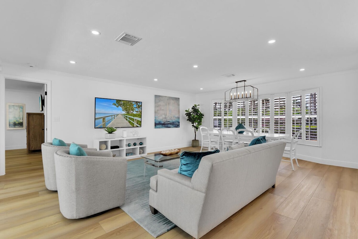 Photo 6 of Aqua Cottage- Newly renovated Park Shore home!