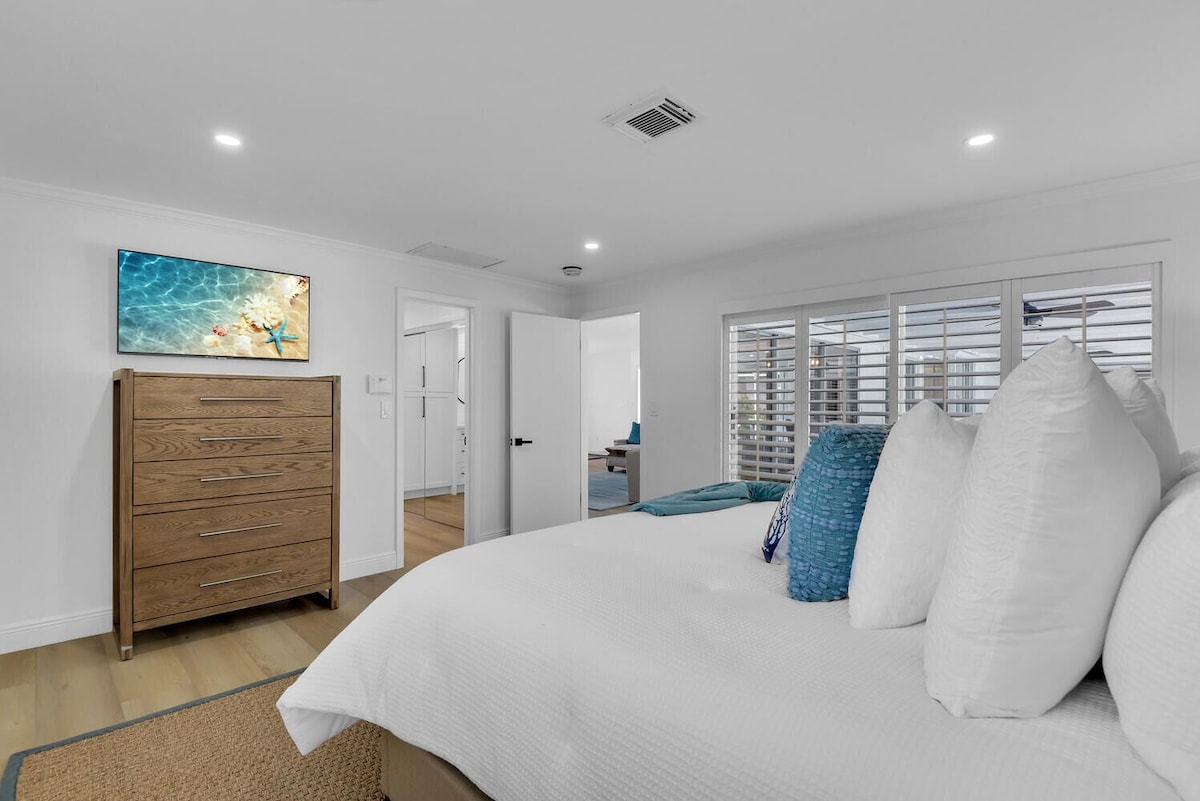 Photo 15 of Aqua Cottage- Newly renovated Park Shore home!