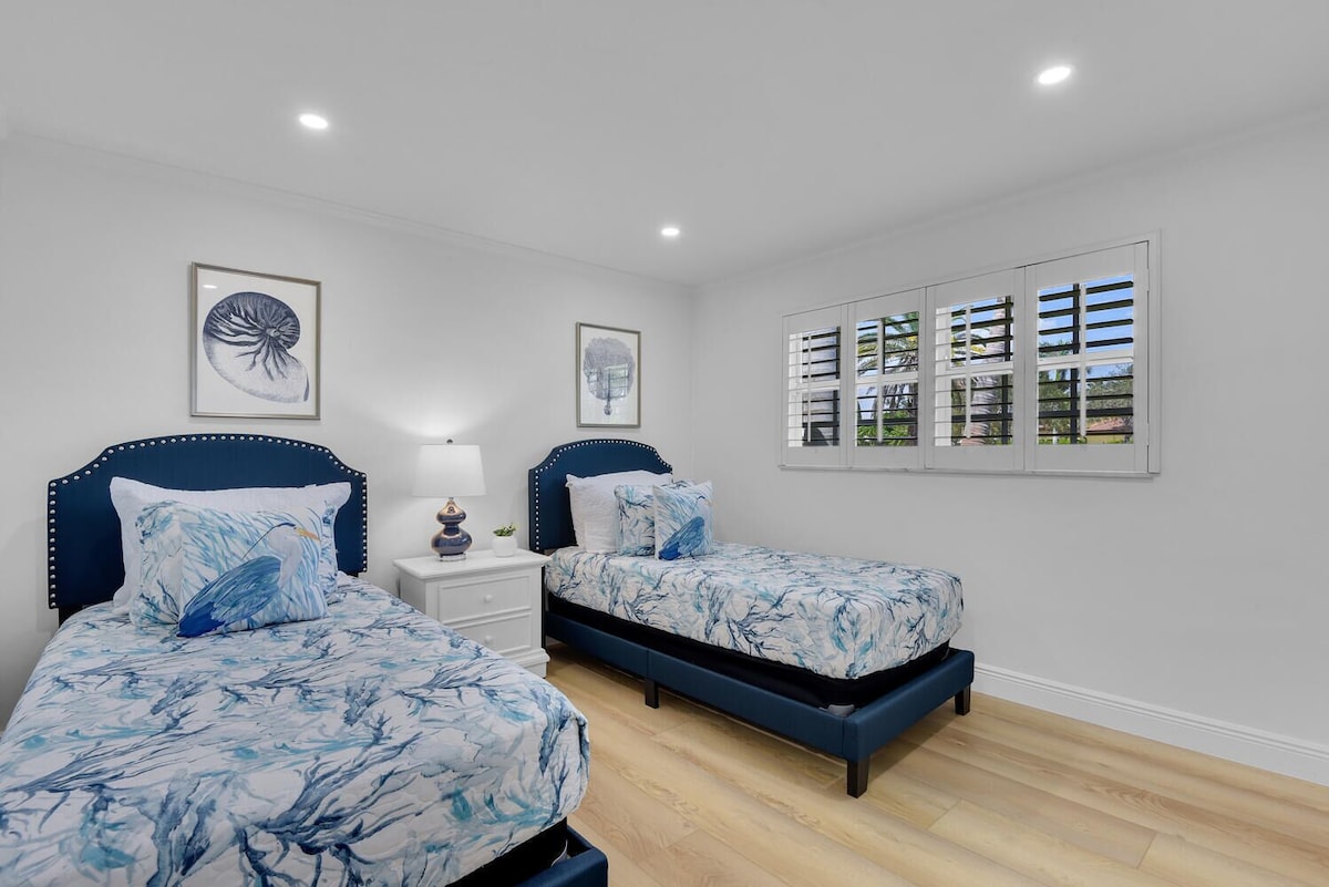 Photo 19 of Aqua Cottage- Newly renovated Park Shore home!