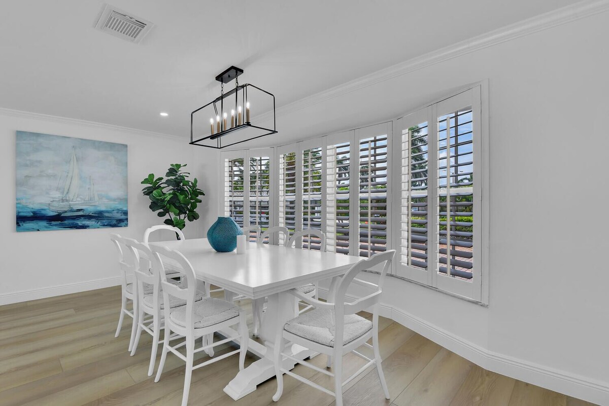 Photo 12 of Aqua Cottage- Newly renovated Park Shore home!