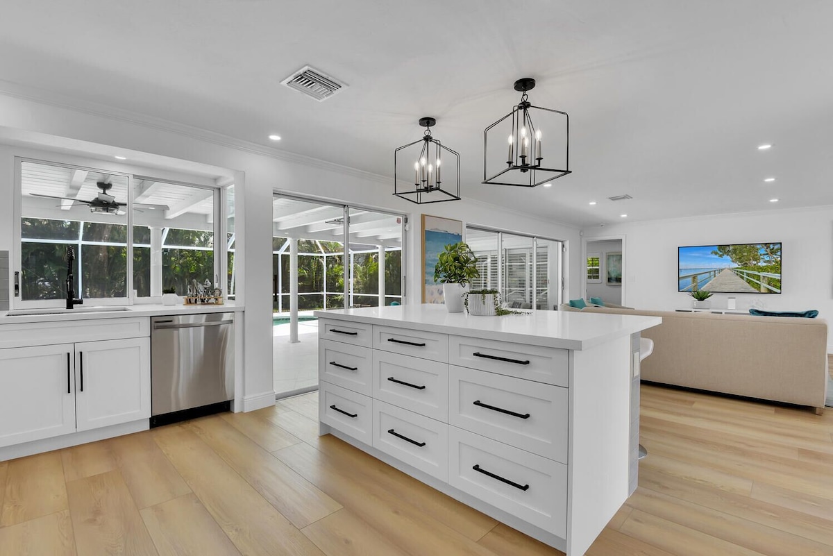 Photo 8 of Aqua Cottage- Newly renovated Park Shore home!