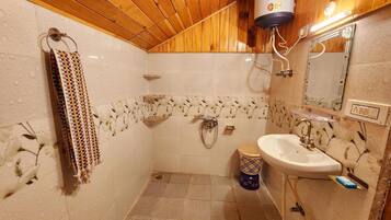 Douche, sèche-cheveux, serviettes fournies, savon