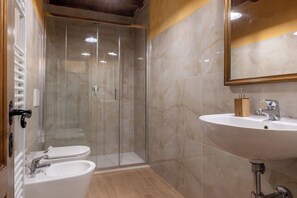 Bathtub, bidet