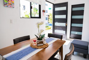 家庭平房 | 起居区 | 50-英寸智能电视(配备数码频道)、电视、Netflix