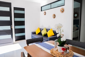 Family Bungalow | Living area | 50-inch Smart TV with digital channels, TV, Netflix - HOTEL BUNGALOWS CASA BLANCA (Tenancingo)