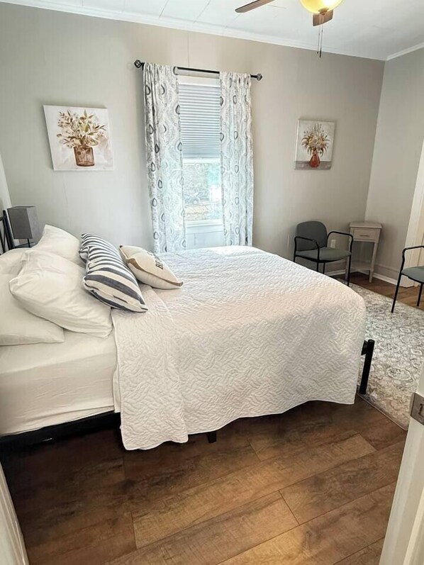 2 bedrooms, desk, iron/ironing board, travel cot - Walking Distance to Casino (Danvilel)