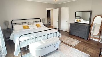 2 habitaciones, escritorio y tabla de planchar con plancha