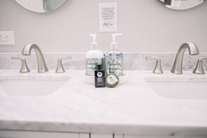 Shower, hair dryer, towels - Walking Distance to Casino (Danvilel)