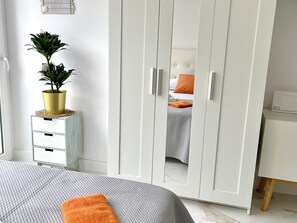 Iron/ironing board, internet, bed sheets - APARTBEACH ISCHIA 2º BEACH VIEWS AND AIR CONDITIONING (Salou)