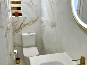 Shower - APARTBEACH ISCHIA 2º BEACH VIEWS AND AIR CONDITIONING (Salou)