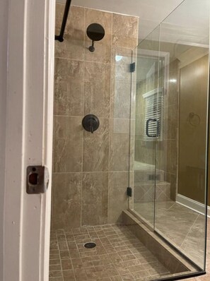 Haartrockner, Handtücher, Seife, Toilettenpapier