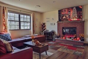 Smart-TV, Kamin, Videospiele, Tischfußball