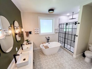 Combined shower/bathtub, hair dryer, towels - Beersheba Lake Retreat #1 (Beersheba Springs)