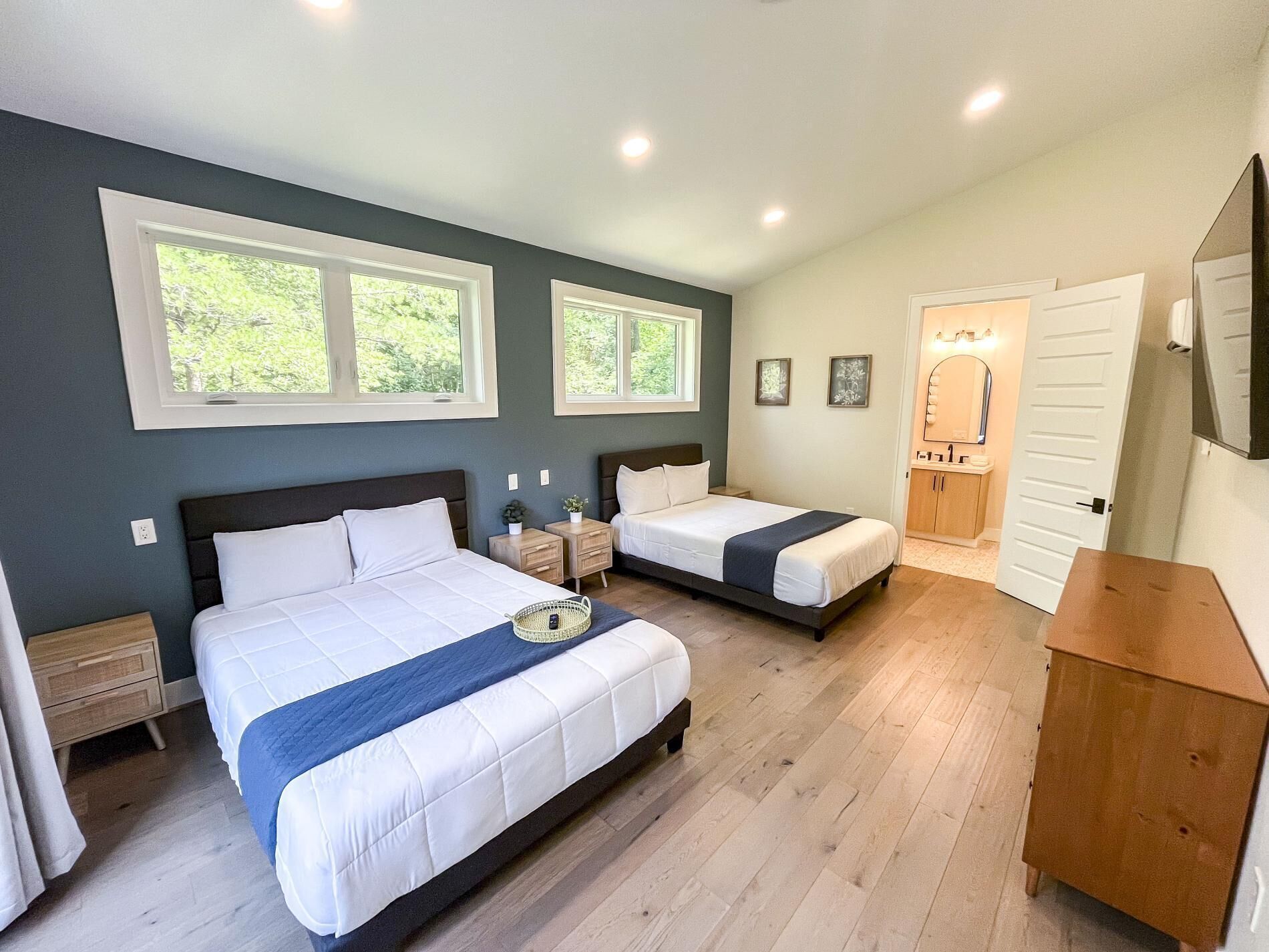 2 عدّة غرف نوم وواي فاي وملاءات أسرّة