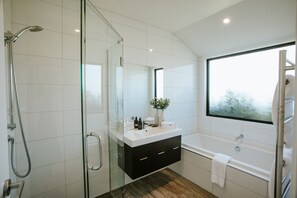 Maison Luxe, cheminée | Salle de bain