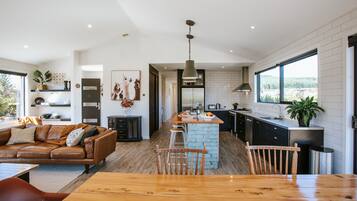 Luxury House, Fireplace | 4 bedrooms, iron/ironing board, free WiFi, bed sheets