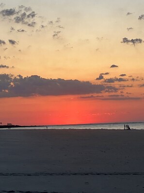 In Strandnähe, Liegestühle, Strandtücher