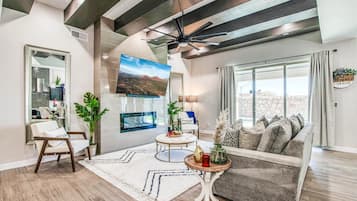 Smart TV, chimenea y estéreo