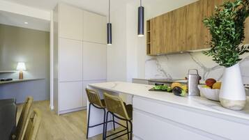 Een koelkast, een microgolfoven, een oven, een vaatwasser