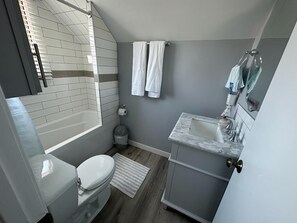 Sèche-cheveux, serviettes fournies, savon, papier toilette