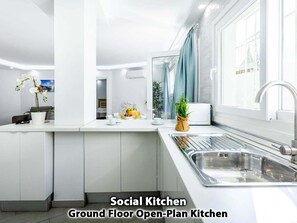 Fridge, microwave, oven, coffee/tea maker - Villa Fiesta Las Américas up to 14 guests (Playa de las Américas)