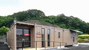 A modern hotel with a front desk, a reception area, and a visible entrance. - HOTEL R9 The Yard Kasai (Kasai)