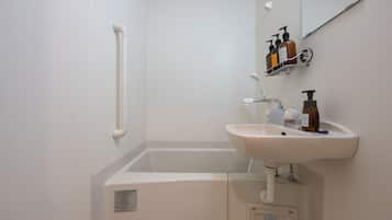 Deluxe-Zweibettzimmer (check-in is not available after 11PM) | Badezimmer | Duschwanne, Haartrockner, Hausschuhe, Bidet