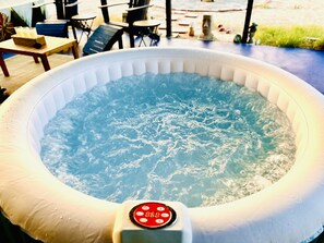 Bañera de hidromasaje al aire libre