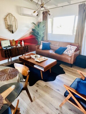 Una Smart TV, libros, un reproductor estéreo