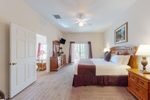 3 bedrooms, iron/ironing board, Internet, bed sheets - Third floor condo w/ balcony, basketball court, gym, pools - near theme parks (Davenport)