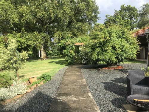 Saint-Saturnin 3-Bed Home, Sleeps 10, Pool, Garden