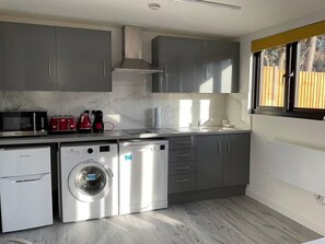 Fridge, microwave, stovetop, dishwasher - Studio - Sleeps 2 - Pet friendly - Parking (London)