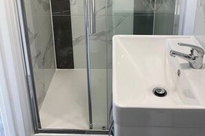 Shower, hair dryer, towels - Studio - Sleeps 2 - Pet friendly - Parking (London)