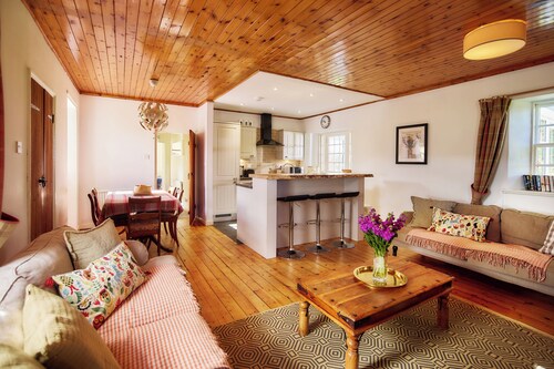 Mauldslie Hill Cottage - Sleeps 6 & Pet Friendly