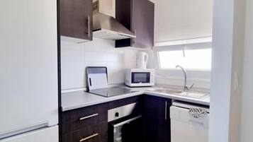 Een koelkast, een magnetron, een oven, een kookplaat