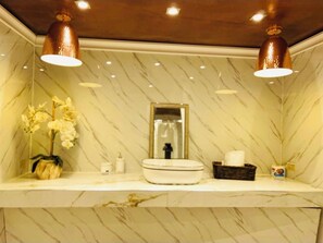 Doccia, asciugacapelli, asciugamani, sapone