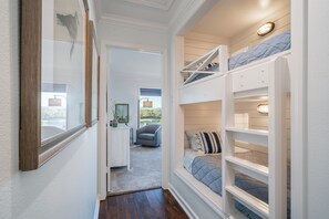 2 bedrooms, desk, iron/ironing board, WiFi