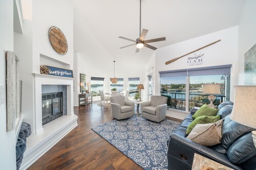 Sophisticated 2BR Lake Condo "The Oar" with open channel views of Lake Hamilton
