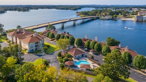 Un quartiere residenziale con piscina, un ponte e un fiume.