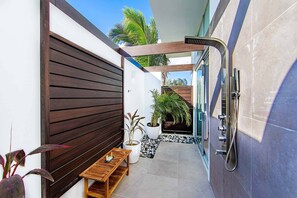 Vila Keluarga | Kamar mandi | Shower dan handuk