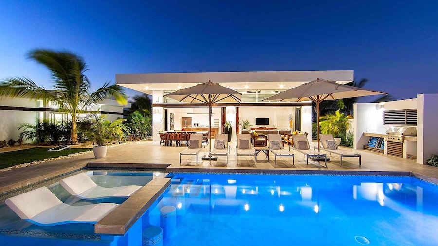 Oceanside Vacation Villa with Private Pool and Resort Amenities v10