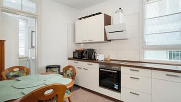 KĂŒhlschrank, Mikrowelle, Ofen, Herdplatte