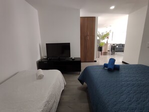 Muebles diferentes, wifi gratis y ropa de cama