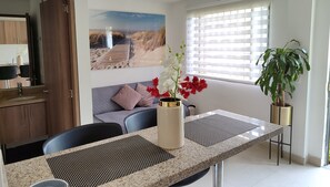 Standard-Apartment, 1 Doppelbett und Schlafsofa | Wohnbereich | 40-Zoll-Smart-TV mit Kabelempfang